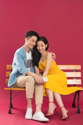 听音乐的浪漫年轻情侣