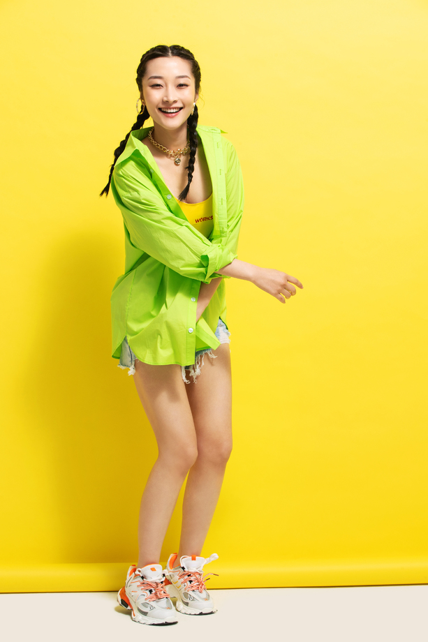 快乐个性的年轻女人 快乐个性的年轻女人