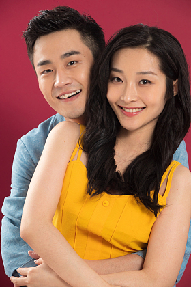 幸福亲密的青年伴侣肖像照片