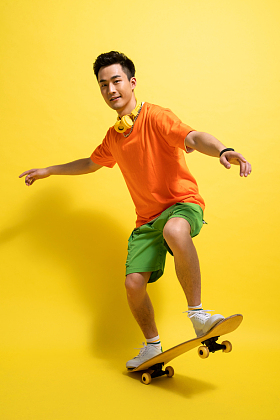 玩滑板的青年男人