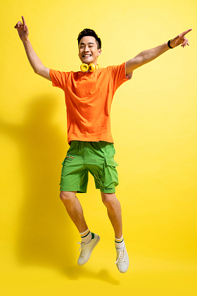 充满活力的青年男人