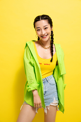 快乐个性的年轻女人图片