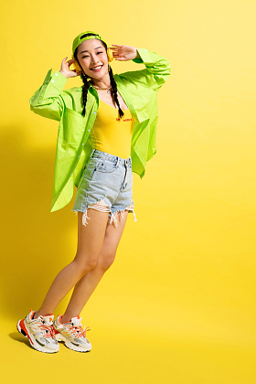 听音乐的快乐青年女人