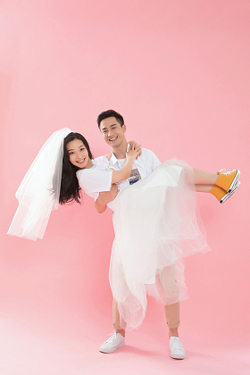 幸福的青年男人抱起女朋友图片