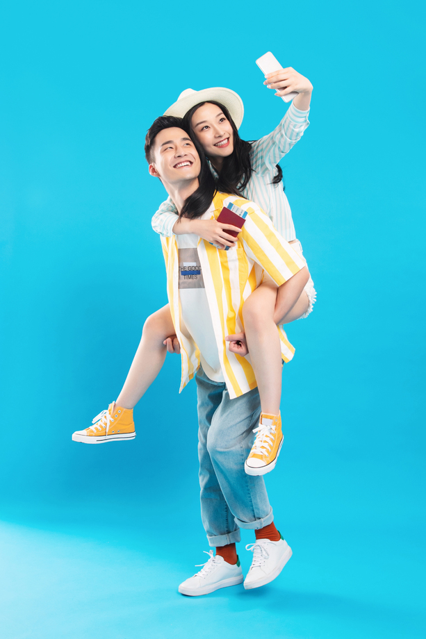 青年男人背着女朋友用手机自拍 青年男人背着女朋友用手机自拍