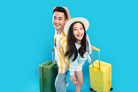 青年情侣拉着行李箱去旅游照片
