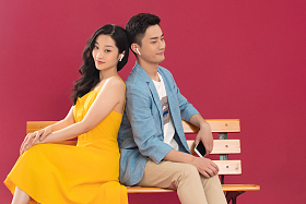 背靠背听音乐的浪漫情侣图片