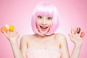 手指夹满马卡龙的快乐女孩