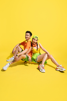 坐在滑板上的时尚青年情侣图片