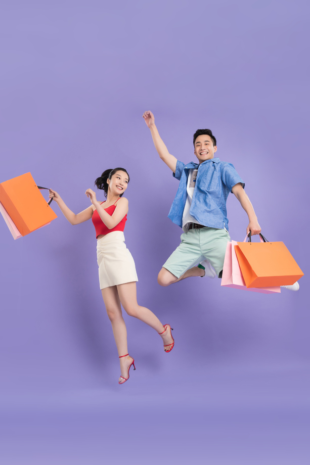 充满活力的购物青年情侣图片 充满活力的购物青年情侣图片