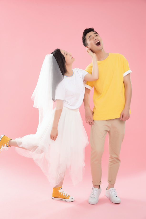 快乐嬉戏的青年伴侣图片 快乐嬉戏的青年伴侣图片