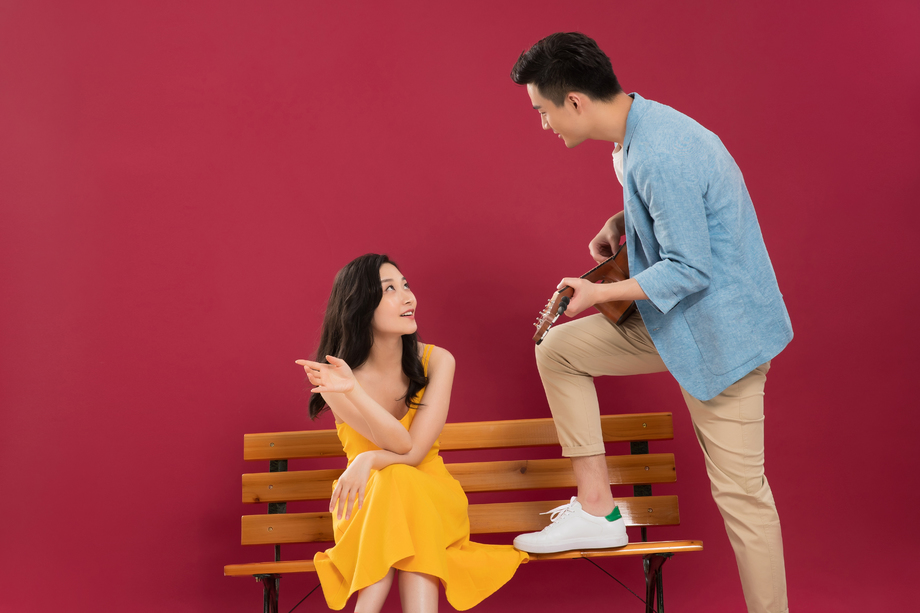 弹吉他给女朋友听的青年男人 弹吉他给女朋友听的青年男人