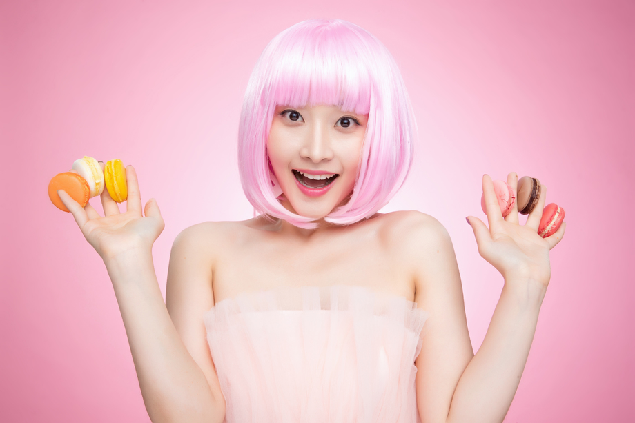 手指夹满马卡龙的快乐女孩 手指夹满马卡龙的快乐女孩