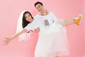 幸福的青年男人抱起女朋友图片