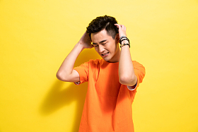 头痛的青年男人