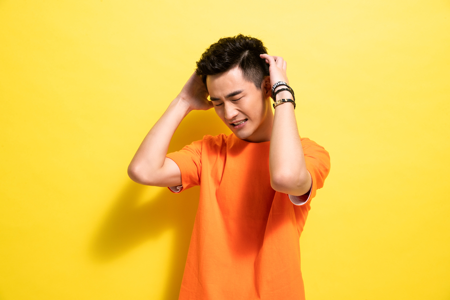 头痛的青年男人 头痛的青年男人