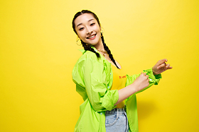 快乐个性的年轻女人图片