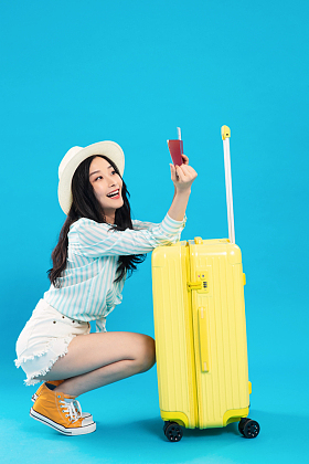 蹲着看护照的青年女人