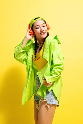 听音乐的快乐青年女人图片