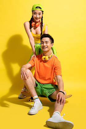 坐着玩滑板的青年伴侣肖像