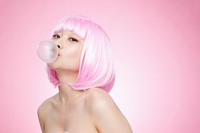 吹泡泡糖的年轻女孩照片