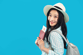 拿着护照机票的年轻女孩