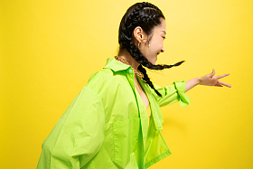 快乐个性的年轻女人图片