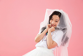 带着头纱的青年女人