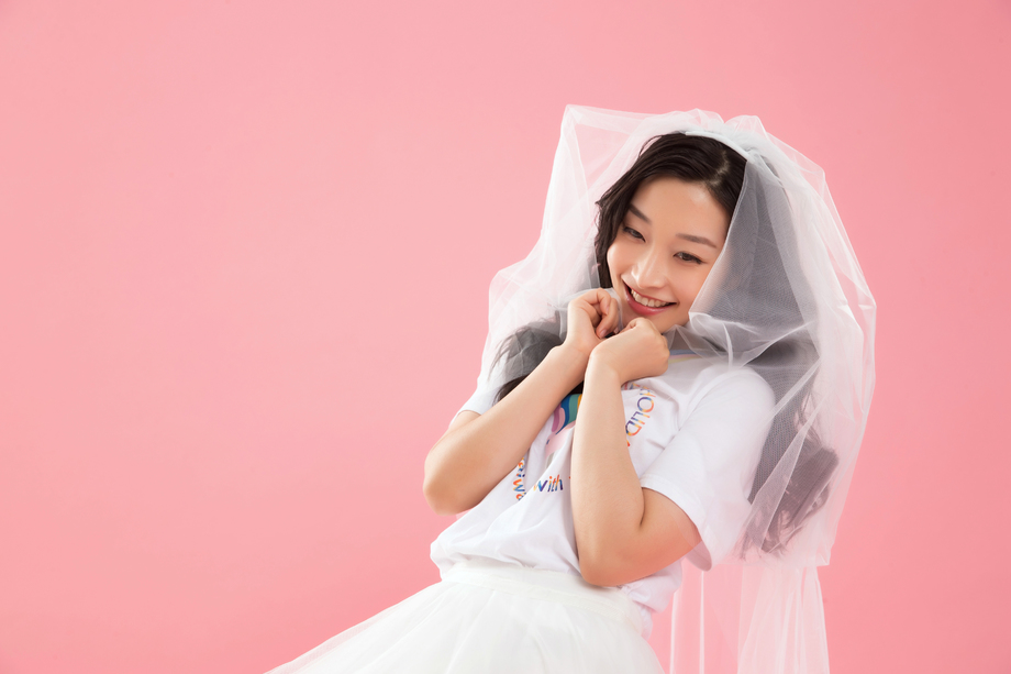 带着头纱的青年女人 带着头纱的青年女人