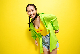 快乐个性的年轻女人