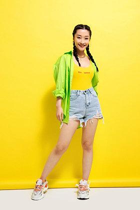 快乐个性的年轻女人图片