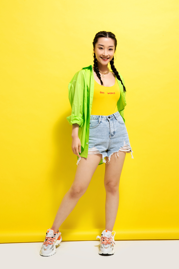 快乐个性的年轻女人图片