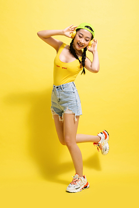 听音乐的快乐青年女人