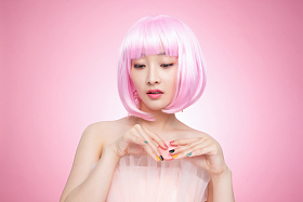 拿着马卡龙的个性女孩图片