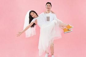 幸福的青年男人抱起女朋友照片