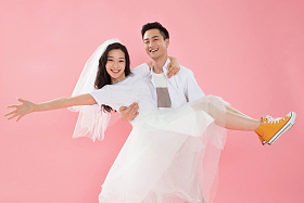 快乐的青年男人抱起女朋友图片