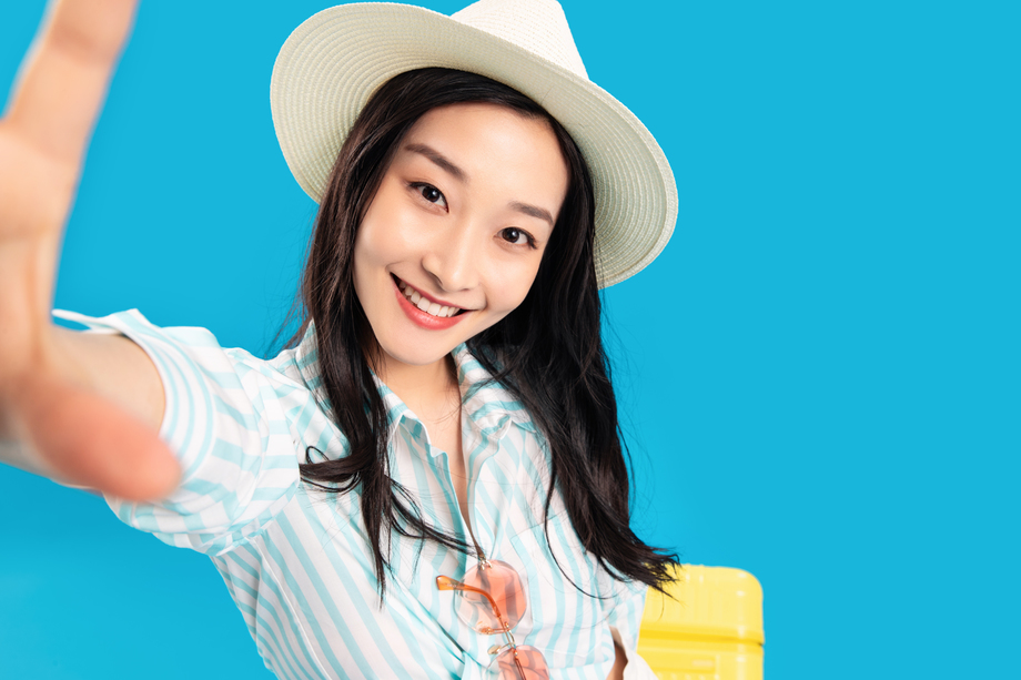 拉着行李箱去旅行的快乐女孩 拉着行李箱去旅行的快乐女孩