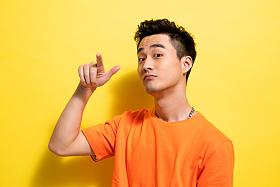 快乐的青年男人