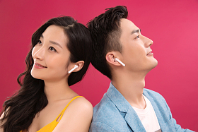 背靠背听音乐的浪漫情侣照片