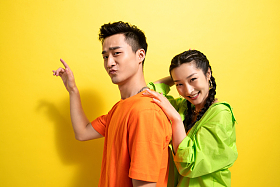 快乐玩耍的年轻伴侣