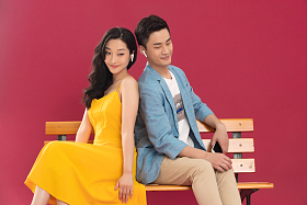 背靠背听音乐的浪漫情侣图片