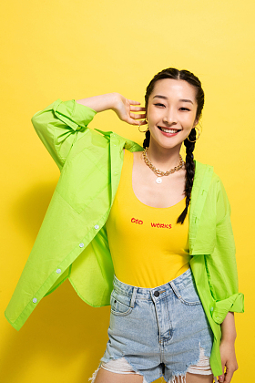 快乐个性的年轻女人图片