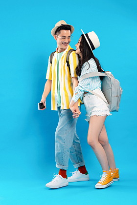 快乐的青年情侣去旅游