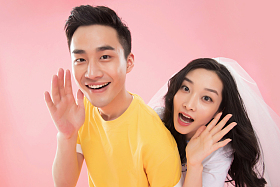 时尚青年伴侣大声喊叫照片