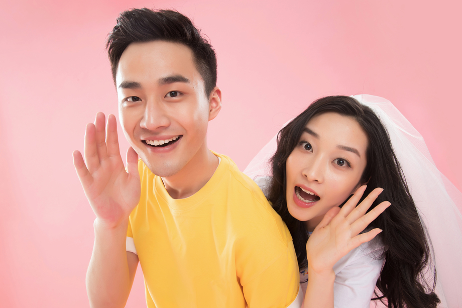 时尚青年伴侣大声喊叫照片