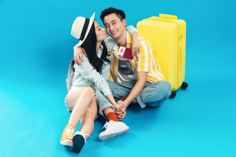 旅途中坐在地上休息的亲密情侣