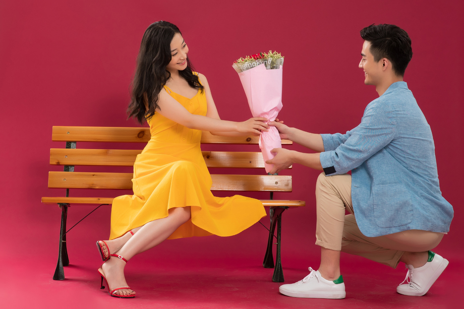 浪漫的青年男人给女朋友送花 浪漫的青年男人给女朋友送花