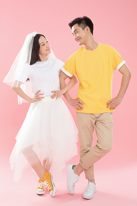 双手叉腰跳舞的青年伴侣图片