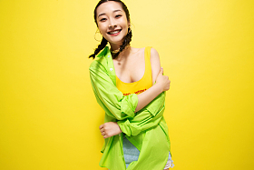 快乐个性的年轻女人图片