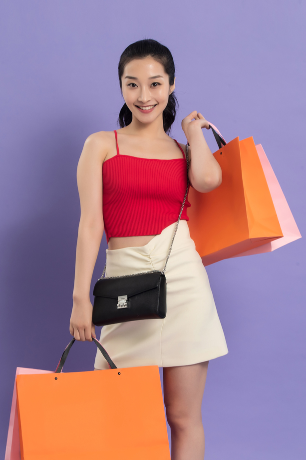 快乐的青年女人购物 快乐的青年女人购物